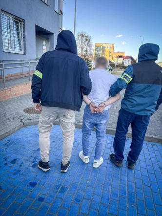 Schował się przed policją w kanapie! 37-latek został złapany