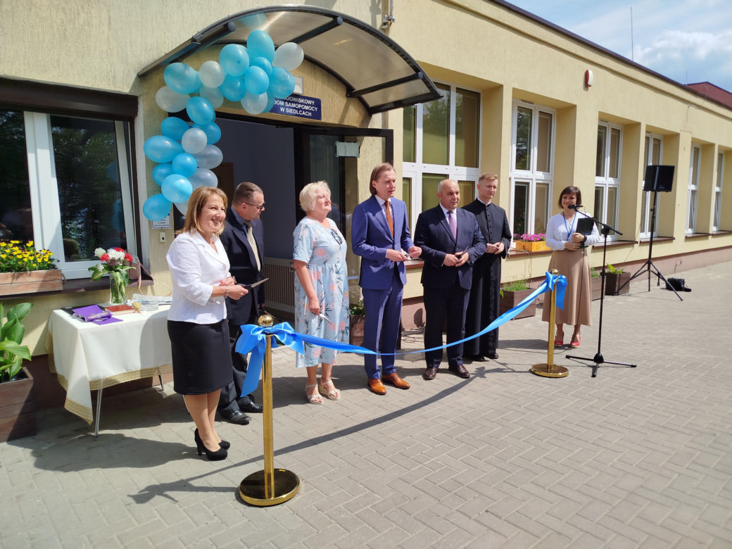 Przez lata ŚDS w Siedlcach działał w dwóch lokalizacjach, teraz już oficjalnie funkcjonuje w jednym miejscu, w budynkach dostosowanych do potrzeb osób z niepełnosprawnościami. 