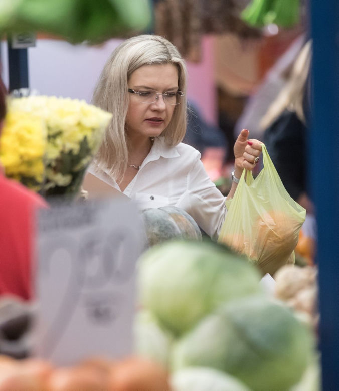 Małgorzata Wassermann na zakupach na bazarku w Krakowie