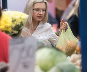 Małgorzata Wassermann na zakupach na bazarku w Krakowie