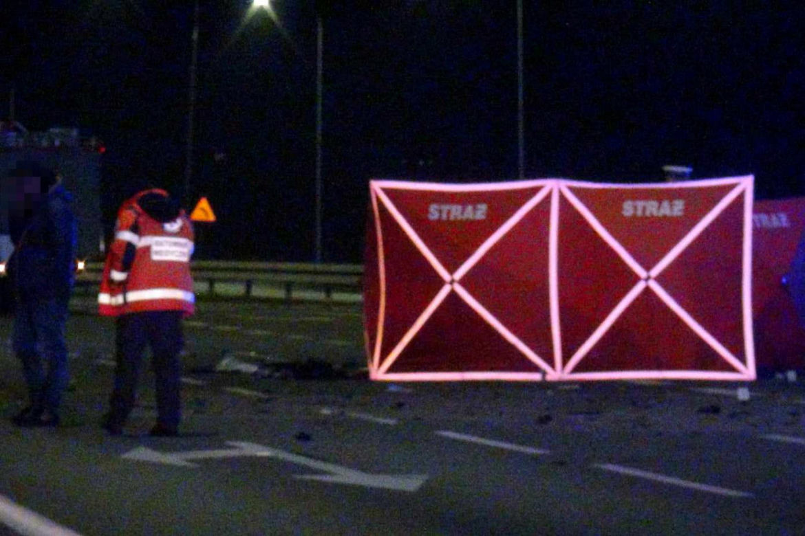 Tragiczny wypadek na Mazowszu. Karetka na sygnale dachowała w rowie. Jeden ratownik zginął na miejscu