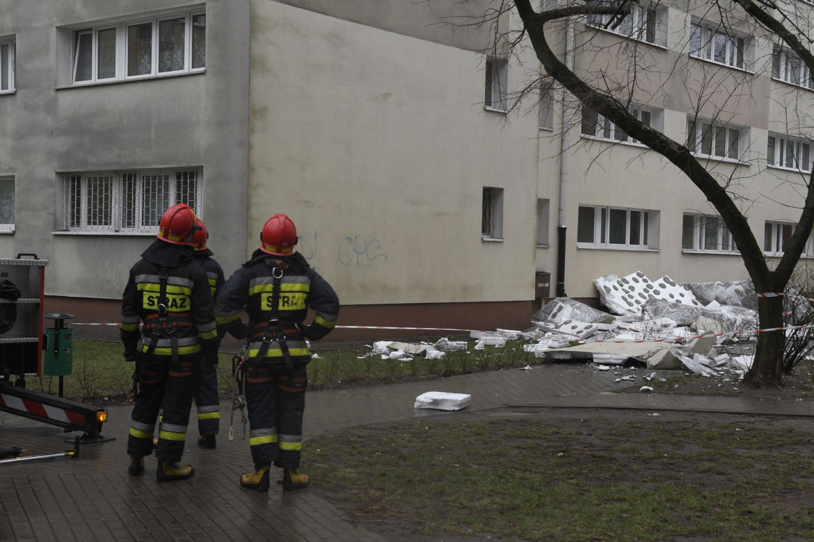 Wiatr zerwał elewację z budynku przy ul. Wrzeciono