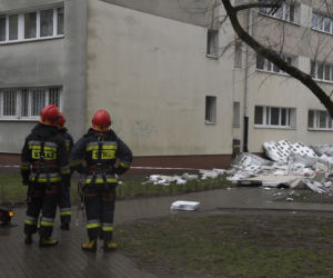 Wiatr zerwał elewację z budynku przy ul. Wrzeciono