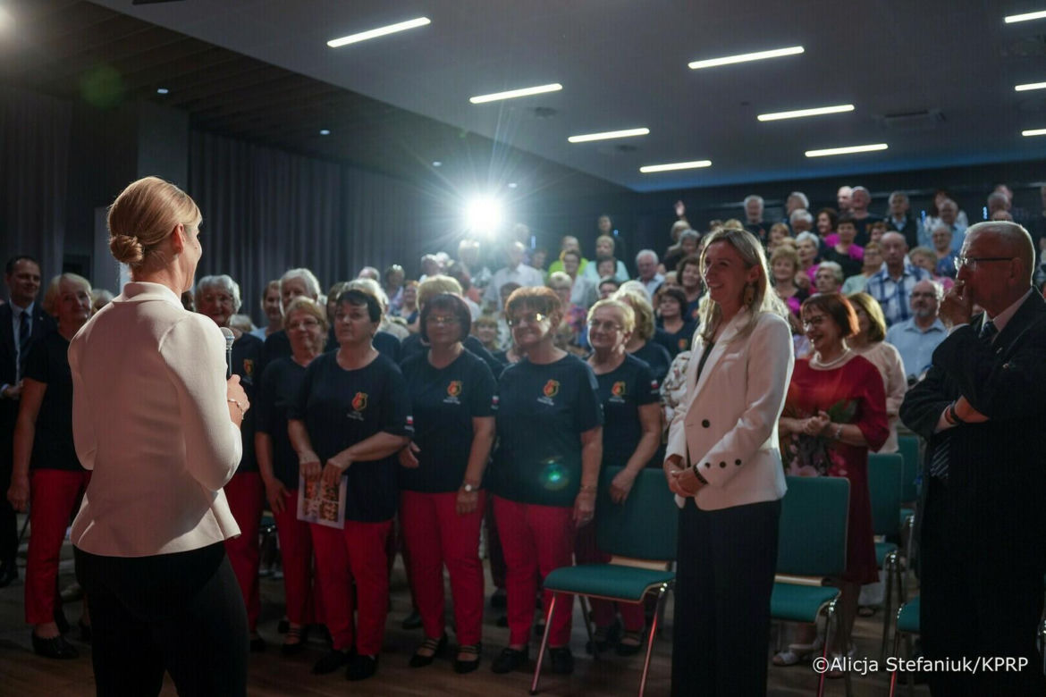 Marta Nawrocka śpiewała i gotowała z seniorami w Stalowej Woli