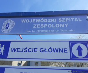 Namioty przed szpitalami
