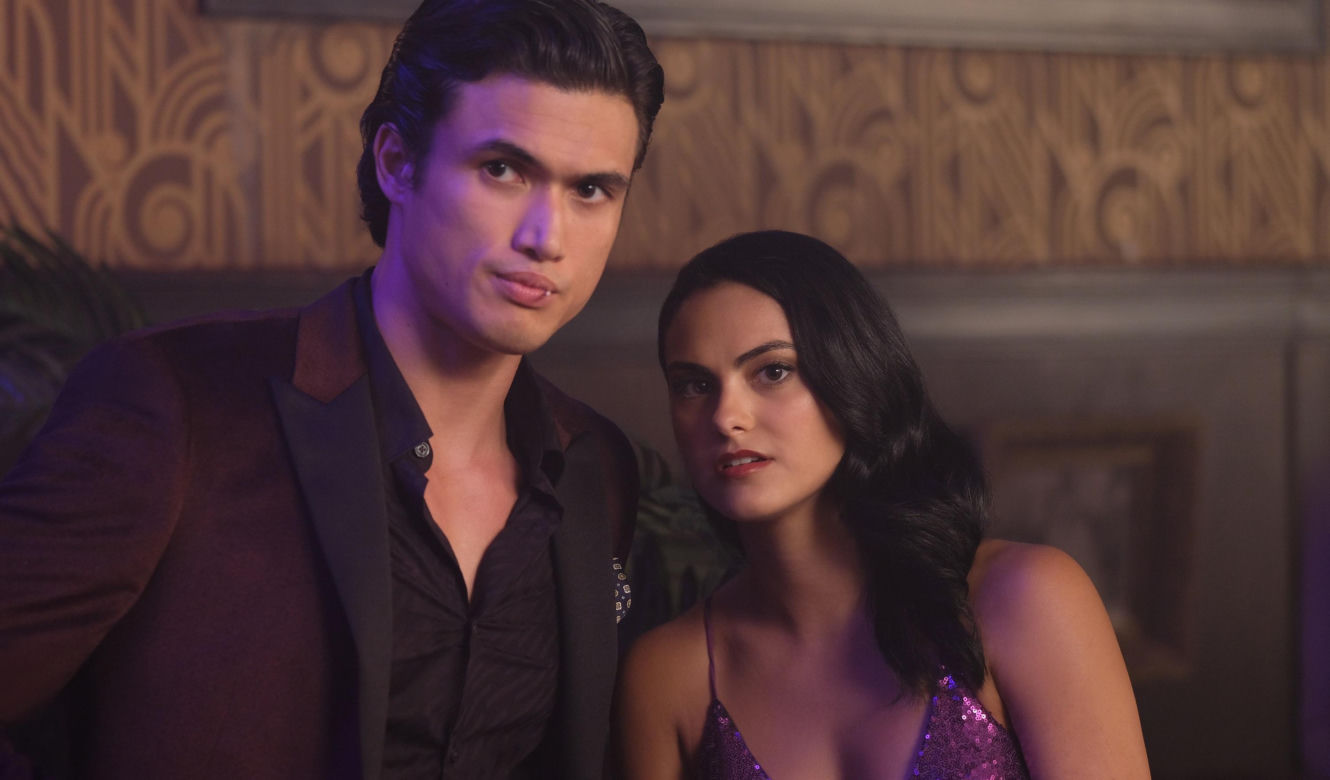 Charles Melton jako Reggie