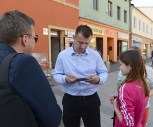 Tomasz Adamek robi kampanię rozdając autografy [ZDJECIA]