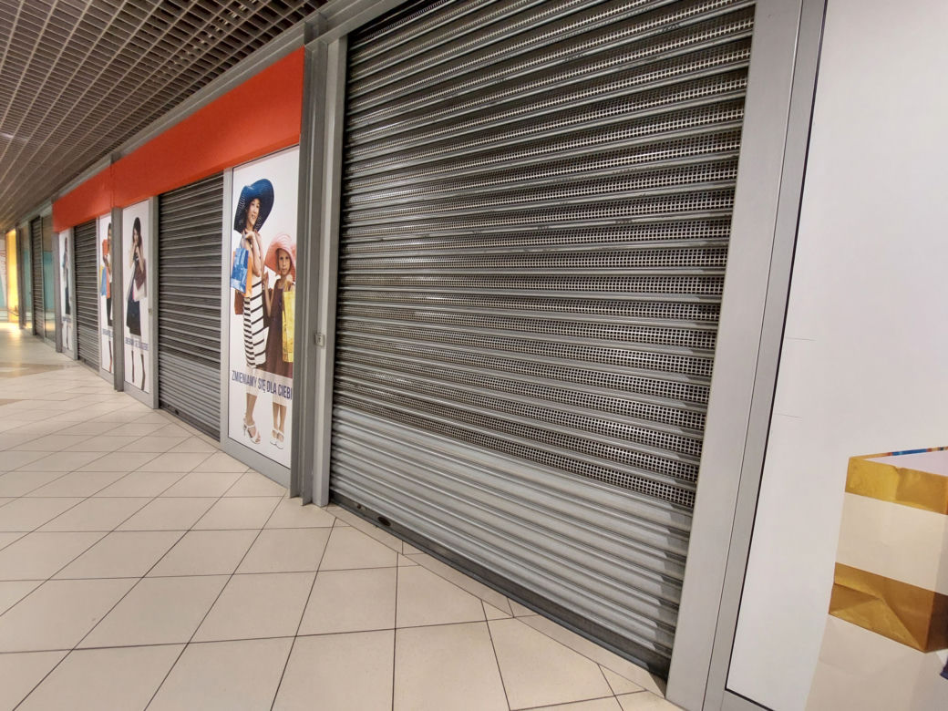 Centrum handlowe Belg straszy pustkami. Ostatni sprzedawcy i garstka klientów