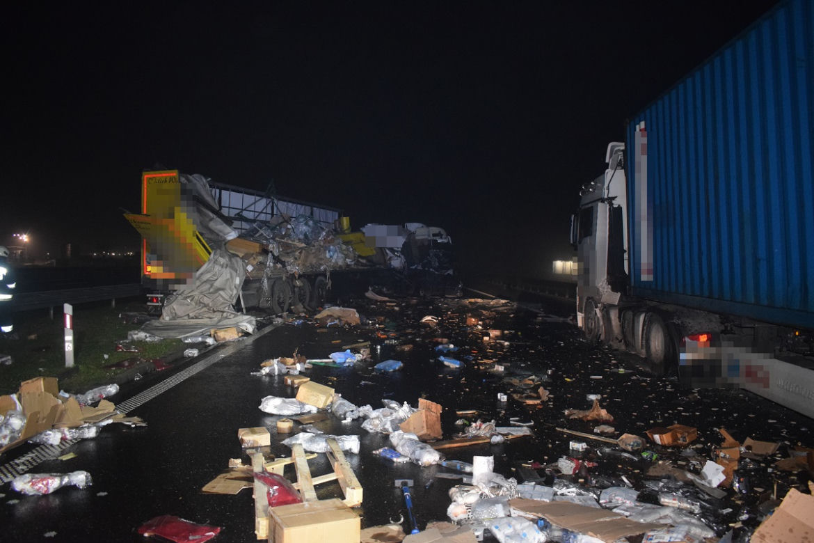 Poważny wypadek na A1 w powiecie włocławskim. Zderzyły się dwie ciężarówki