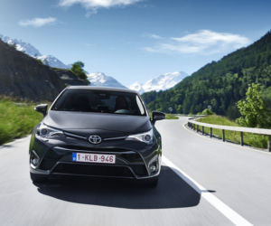 Toyota Avensis lifting 2015