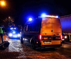 Tragedia w Zabrzu. Pieszy został potrącony przez ciężarowkę, gdy przebiegał przez ulicę koło przystanku [ZDJĘCIA]