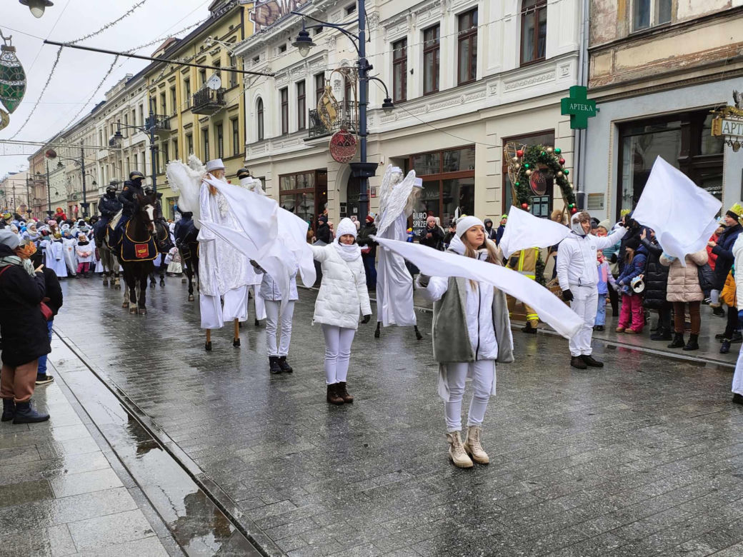 Kolorowy Orszak Trzech Króli w Łodzi. W centrum miasta pojawiło się mnóstwo osób [ZDJĘCIA]