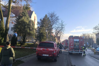 Pożar ZUS na Pomorzu! Ewakuacja 80 osób. Na miejscu pracuje 11 zastępów straży