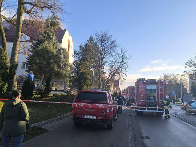 Pożar ZUS na Pomorzu! Ewakuacja 80 osób. Na miejscu pracuje 11 zastępów straży