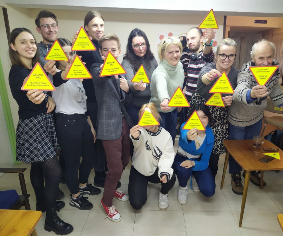 Nad hasłami na trójkątach ostrzegawczych, które powstały w ramach projektu Wyloguj się, życie czeka, pracowała młodzież z Siedleckiej Grupy Literackiej Witraż