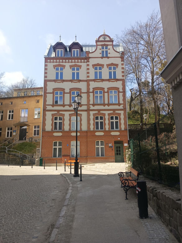 Tak zmieniła się Biskupia Górka. Zrewitalizowano kamienice. Zdjęcia przed i po 