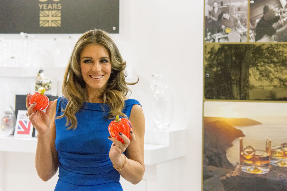 57-letnia Liz Hurley wije się w bikini przed lustrem. Biust prawie wyskoczył jej ze stanika. "Jak wino"