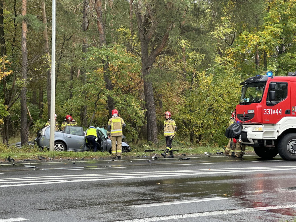Piotrków Trybunalski. Śmiertelny wypadek kierującej saabem. Zginęła na oczach dzieci [ZDJĘCIA].