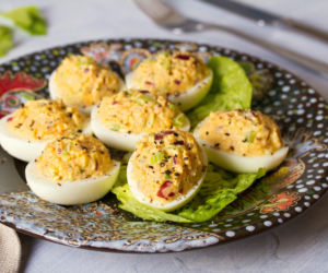 Zdrowe i mniej kaloryczne jajka na Wielkanoc. Co wybrać zamiast majonezu i ciężkich dodatków?