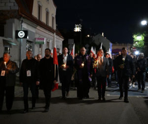 Marsz milczenia w Jarosławiu po ataku na księdza. Mieszkańcy w żałobie