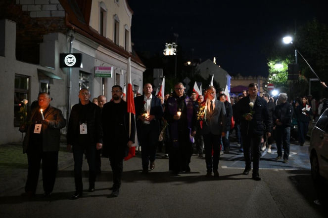 Marsz milczenia w Jarosławiu po ataku na księdza. Mieszkańcy w żałobie