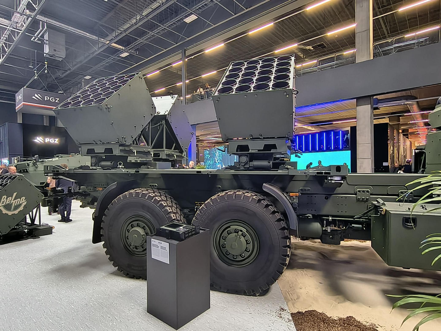 Modułowy System Minowania Narzutowego na podwoziu Tatra. Polski i czeski przemysł zbrojeniowy prezentują wspólny produkt eksportowy