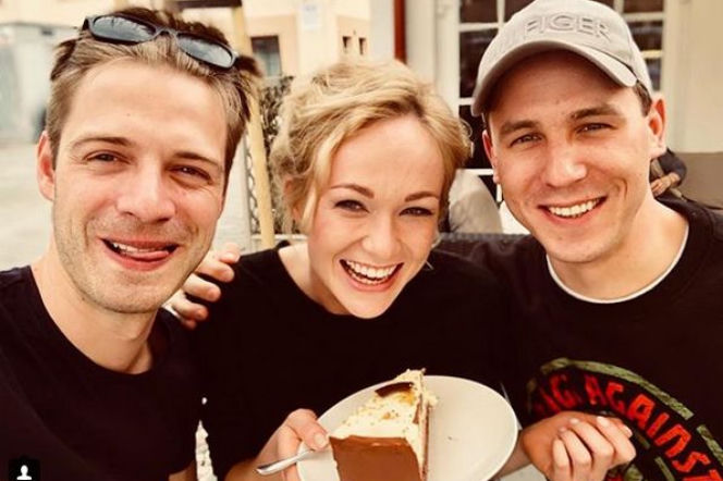 O mnie się nie martw 8 sezon. Marcin Korcz (Paweł), Aleksandra Adamska (Sylwia), Stefan Pawłowski (Marcin) na planie