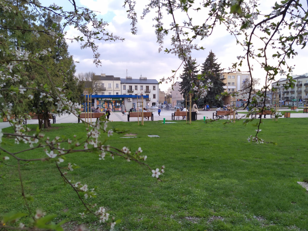 Plac Generała Sikorskiego w Siedlcach i fontanna multimedialna w wiosennej szatce