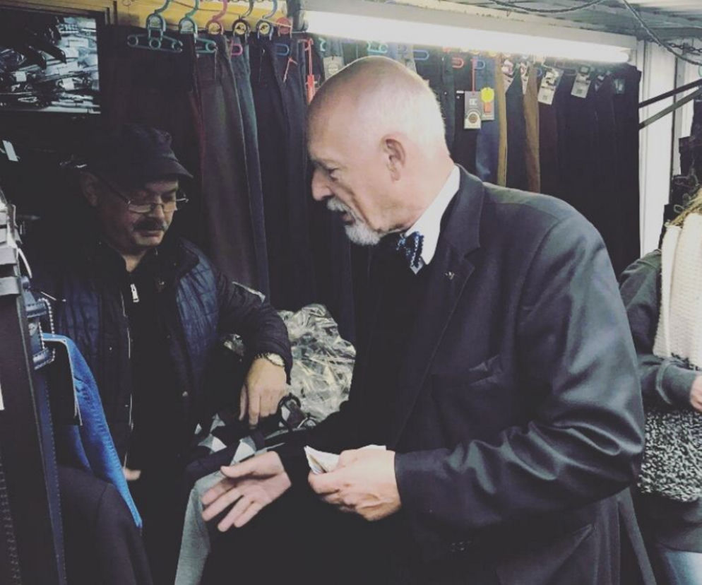 Milioner Korwin ubiera się na bazarze