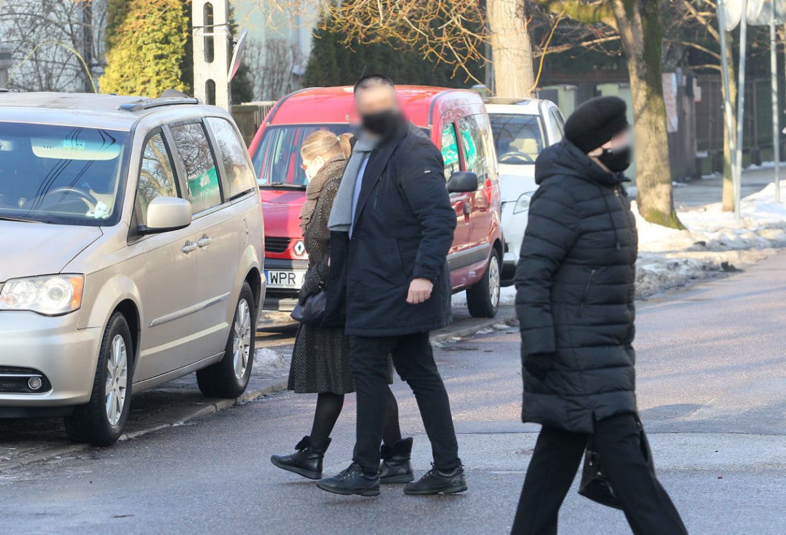 Krystyna Pawłowicz z ochroniarzem w niedzielny poranek