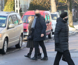 Krystyna Pawłowicz z ochroniarzem w niedzielny poranek