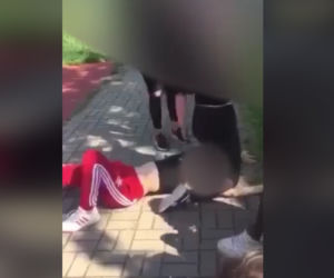 Bójka uczennic przed szkołą w Częstochowie. Przeproś k***a, bo w ryj dostaniesz! W tle śmiech