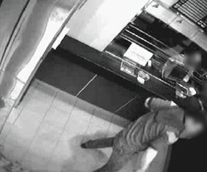 Próbował okraść klienta w kantorze, ale... pieniądze rozsypały się po podłodze. 25-latek trafił w ręce policji [GALERIA]