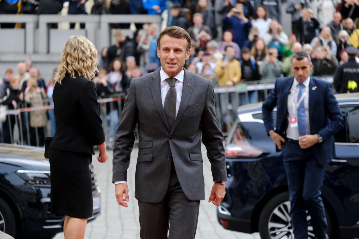 Prawda o Macronie ujawniona! Nie zgadniesz, co kupuje hurtowo perfumy i zlewa się nimi w hurtowych ilościach
