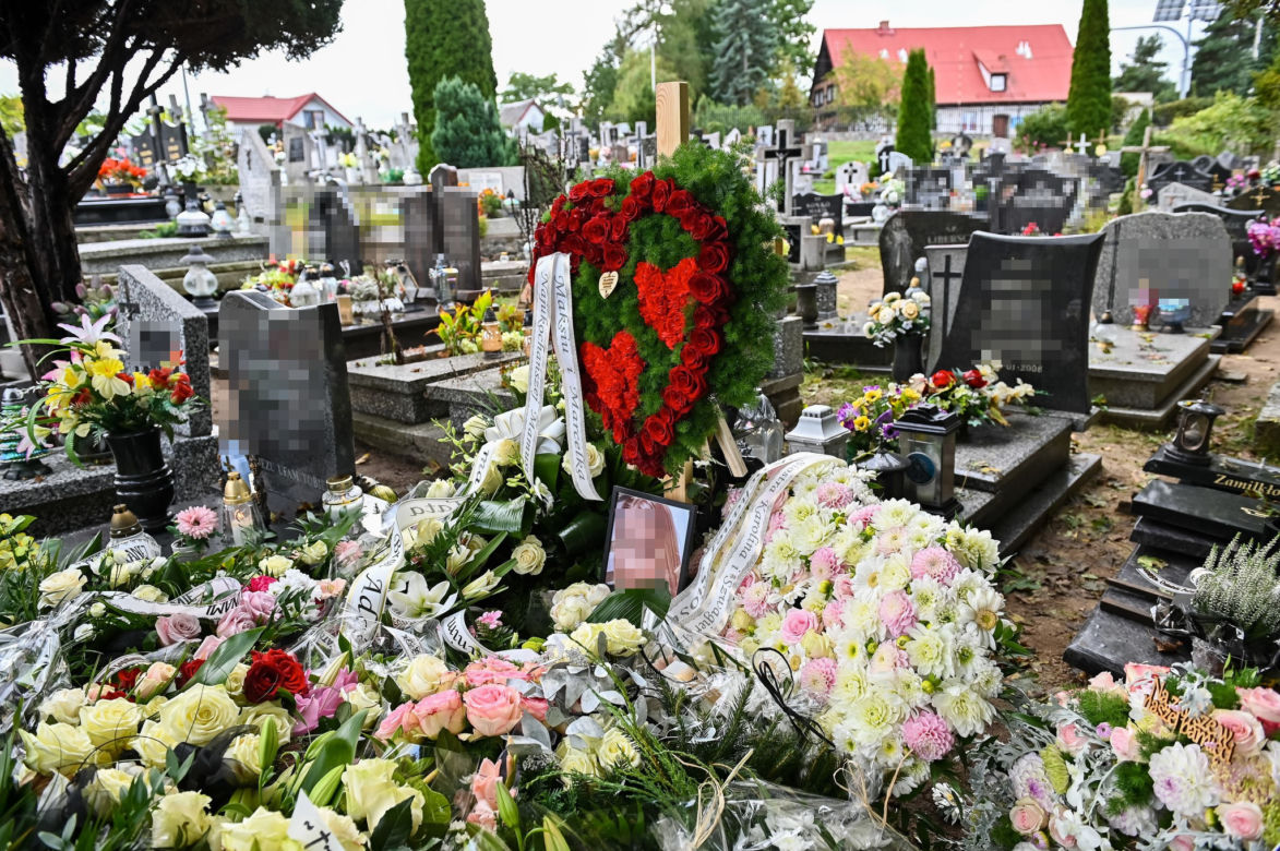 Kolbudy. Grób Pauliny tonie w morzu kwiatów [ZDJĘCIA]