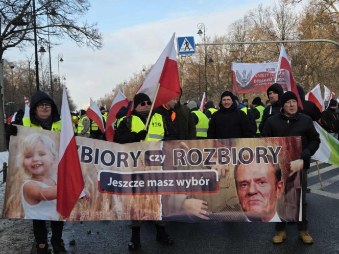 Drogi obstawione radiowozami, policjanci na ulicach. Co się dzieje w Warszawie?!