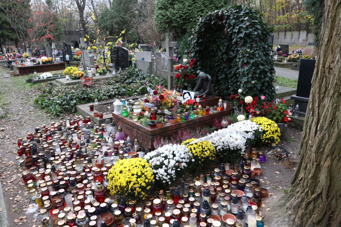 Morze zniczy przy grobie Kory. Powązki Wojskowe po Wszystkich Świętych