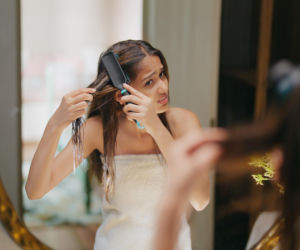 Włosy plączą się po myciu i trudno je rozczesać? Ta prosta technika może całkowicie zmienić efekt