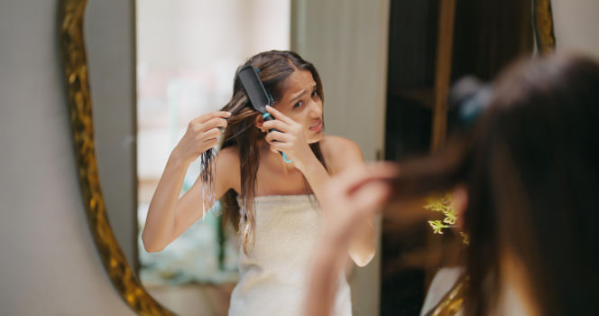 Dodaj 2 łyżki do swojego ulubionego szamponu, a włosy po umyciu będą tak miękkie i gładkie, że będziesz je cały czas dotykać. Sposób na mięciutkie włosy bez wydawania pieniędzy