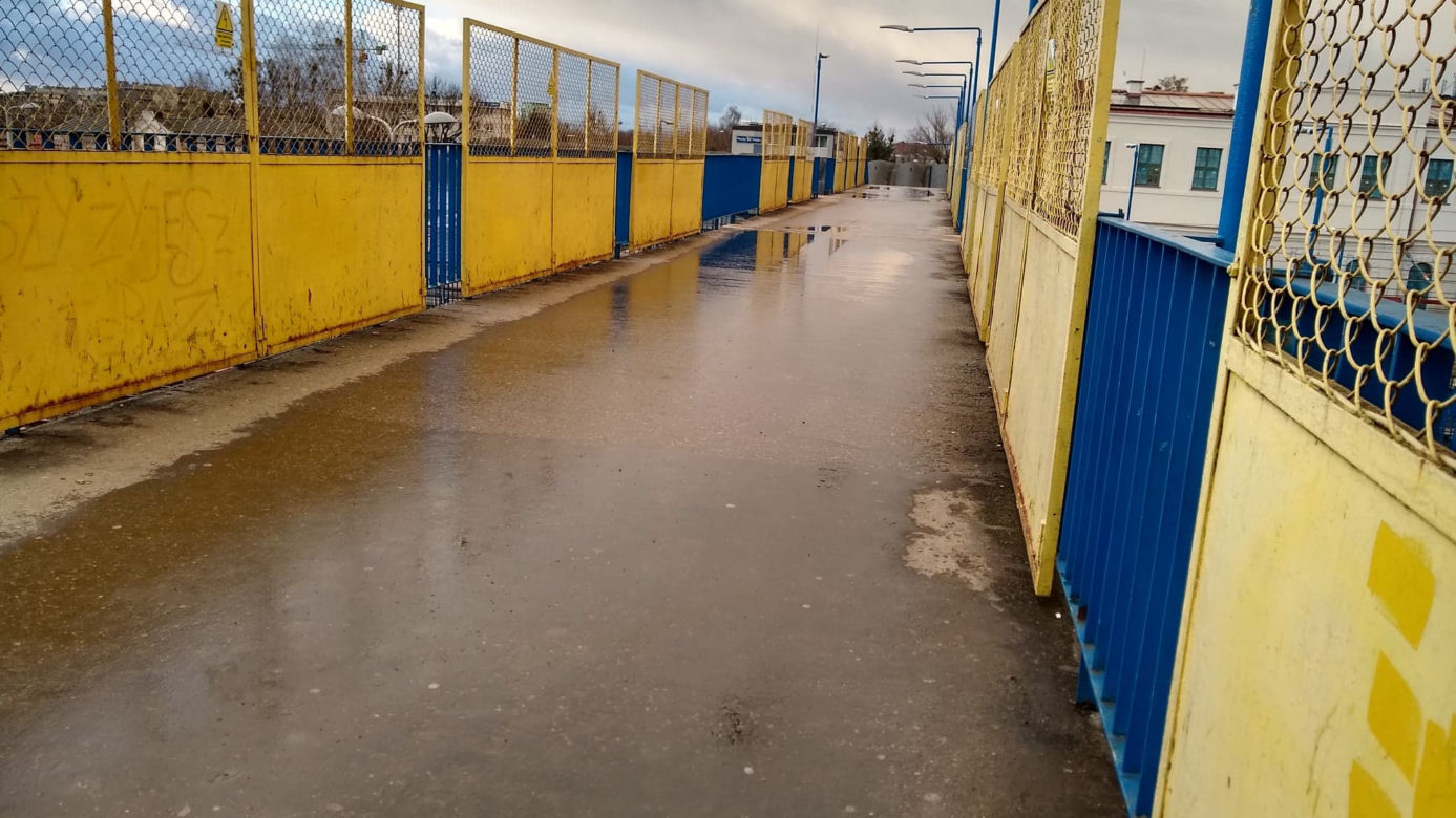 Białostoczanie boją się tych schodów. "Trauma z dzieciństwa". PKP zapowiada demontażjch