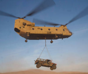 Na krawędzi klęski. Jak pilot śmigłowca Chinook uratował misję Trumpa w Wenezueli