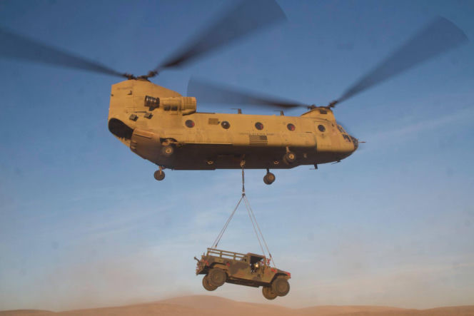 Na krawędzi klęski. Jak pilot śmigłowca Chinook uratował misję Trumpa w Wenezueli