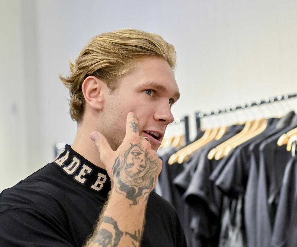Model Igor Łubkowski z tatuażami na dłoniach w garderobie. O jego udziale w Top Model przeczytasz na SE.