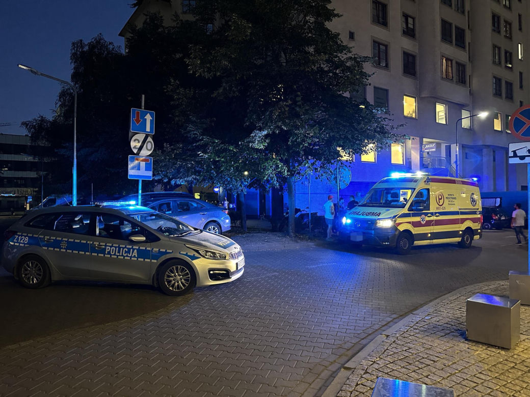 Atak nożownika na Woli. Ranny przebiegł kilkaset metrów i padł na ziemię. Zatrzymali jedną osobę, trwa akcja policji
