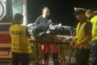 Policjanta nieśli na noszach. Porażająca akcja w środku nocy na Białołęce [ZDJĘCIA]