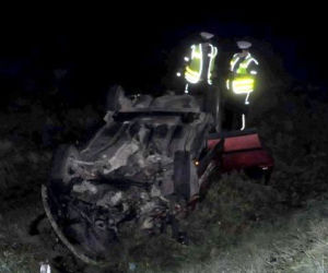 Pościg za pijanym kierowcą. Auto dachowało, a mężczyzna cały i zdrowy [ZDJĘCIA]
