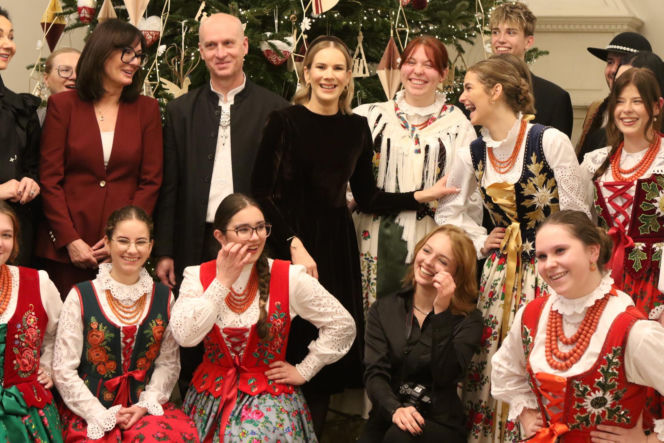 W Pałacu Prezydenckim już święta. Marta Nawrocka z rodziną ubierała choinkę