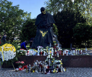 W Toruniu wandale zdewastowali pomnik Jana Pawła II