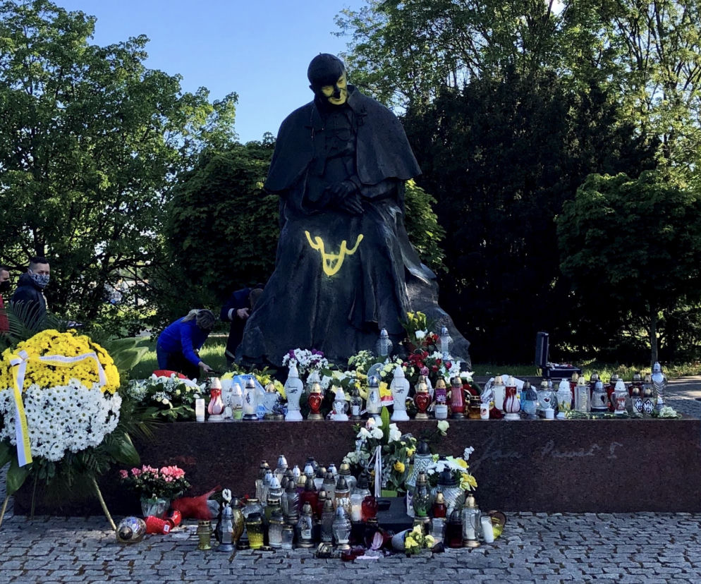 W Toruniu wandale zdewastowali pomnik Jana Pawła II