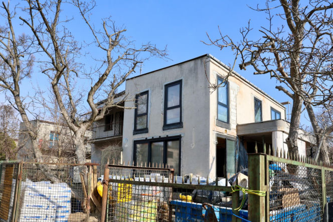 Niekończący się remont sąsiadów Kaczyńskiego